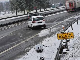 Sníh komplikuje dopravu: Na D1 srazilo auto chodce, na Pražském okruhu havarovala sanitka