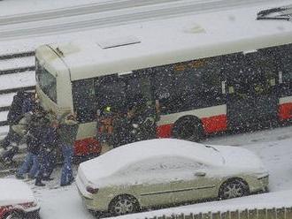 Pražané sobě. Autobus 180 za hustého sněžení do kopce vytlačili cestující