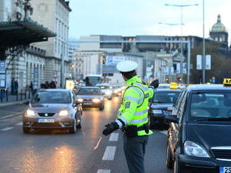 Policie dopadla opilého taxikáře: Dopil sklenici a šel na směnu