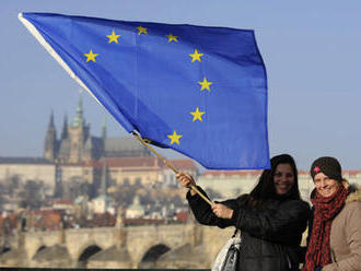 „Jen šílenec podporuje vystoupení z EU.“ Dienstbier a Sobotka kritizují Czexit