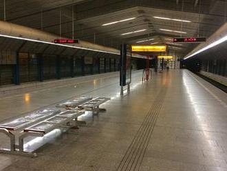 Chtěl se zabít, a tak skočil pod metro. Nefungovalo 10 stanic