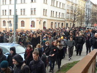 „Naší zbraní je solidarita,“ hřímají lidé z Kliniky. Nahlédněte hlouběji do davu demonstrantů