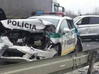 FOTO Hrozivá nehoda  v Bratislave: Policajné auto na šrot, dvaja muži zákona zranení