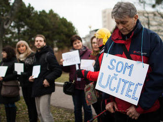 Štrajk učiteľov pokračuje: FOTO Tichý protest s jednoznačným odkazom premiérovi!