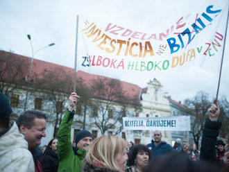 FOTO V Bratislave demonštrujú učitelia, žiaci aj vysokoškoláci: Ešte stále bojujeme!