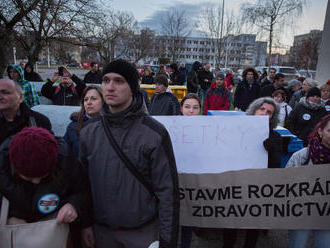 FOTO Nečakaná nádielka pred centrálou Smeru: Protest ľudí s toaletným papierom!