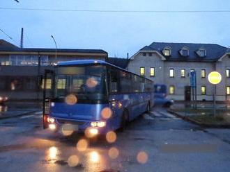 FOTO Polícia hľadá svedkov nehody v Žiline: Vodič autobusu zrazil dôchodkyňu