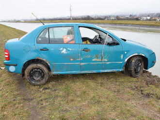 Vlámal sa do pivnice a našiel kľúče od auta: Po pár kilometroch spustil auto do Váhu