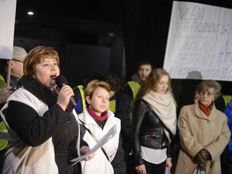 FOTO Zdravotné sestry demonštrovali pred Paškovou vilou: Žiadame iba o jedno!