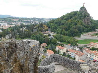 Monumentální madona odlitá z válečné kořisti na stometrovém sopečném kuželu láká do Le Puy-en-Velay