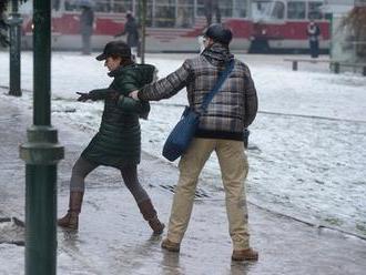 Pozor na náledí, varují meteorologové. Opatrní by měli být řidiči i chodci