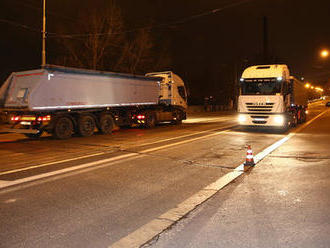 Na Libeňský most najely čtyřiceti tunové kolosy. Zkoušely, co vydrží