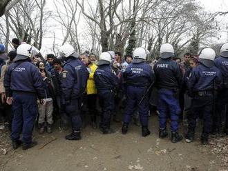 Čeští policisté nám nadávali, tvrdí uprchlická aktivistka. Prezidium to popírá