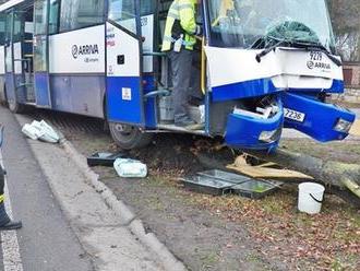 Řidič děčínského autobusu zemřel za jízdy: Cestující skončili po nehodě v křoví