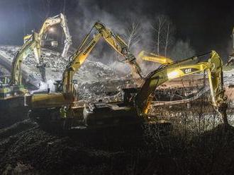 Noční bourání mostů na D1: Dálnice je znovu průjezdná