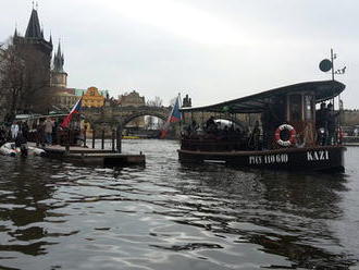 Den Vltavy přilákal tisíce návštěvníků: Plavili se na gondole nebo pojídali uzené ryby