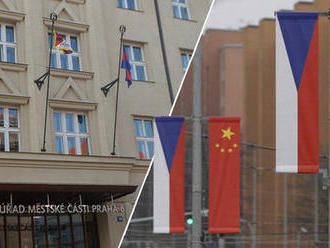 Praha 6 vrací úder za rudé čínské vlajky: Pověsí na radnici tibetskou