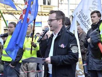 Policie obvinila po útoku jednoho demonstranta. Prošetří i radikála Bartoše