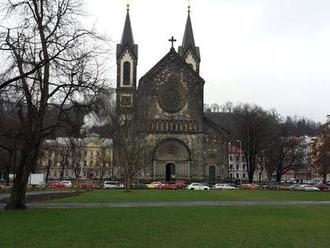 Polonahý muž si chtěl z karlínského kostela odnést mikrofon. Strážníci ho našli u něj v kalhotech