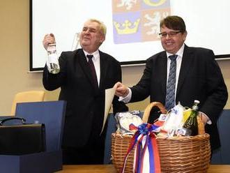 Zeman zuří kvůli zohavení rudých vlajek. Úsměv mu ale vyčarovala slivovice