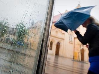 Počasie nás dnes potrápi, meteorológovia varujú pred vetrom a povodňami: V Tatrách padal žltý sneh