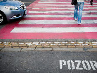 Vodič zrazil na priechode chodkyňu  : Neuveríte, ako odporne sa zachoval!