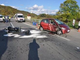 Pri Krupine sa stala dopravná nehoda, zranili sa dvaja ľudia