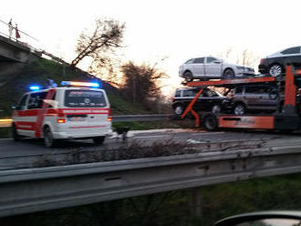 Nákladné auto valcovalo diaľnicu D2: Na mieste nehody sa zranila jedna žena