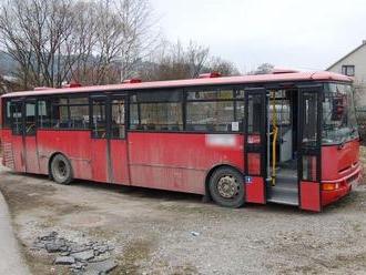 FOTO Muž   sa vlámal do autobusu: Hrozí mu až dvojročný trest