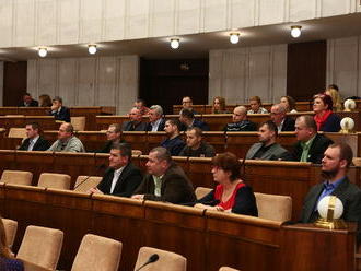 FOTO Veľká skúška poslancov v parlamente: Do lavíc zasadli po prvýkrát na neostro