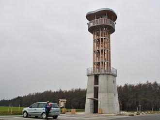 Na větrné rozhledně Houba v Pavlíkově, s duchařským Krakovcem za zády