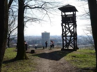 Z rozhledny pod vrcholem Landeku je krásný výhled na Ostravu