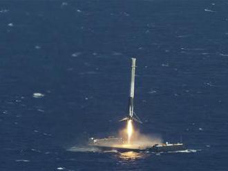 Konečně! SpaceX přistála na plošině v oceánu, znovupoužití rakety nic nebrání