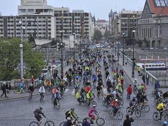 Peloton „bláznivých“ cyklistů v sobotu omezí dopravu: Řidiče nezdrží déle než 10 minut