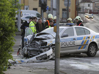 Vážná nehoda policejního auta: Začalo hořet, dva zranění