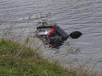 Na Kolínsku sjelo auto do rybníka: Zraněnou ženu odvezl vrtulník