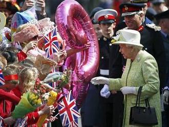 Balonky, salvy i praštěné oblečky: Britové slaví narozeniny Alžběty II.