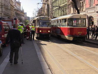 Tramvaj v Praze přejela malého chlapce: Přebíhal koleje