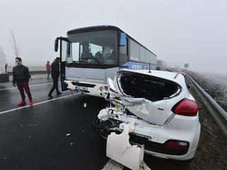 Tragická nehoda na Teplicku: Řidič osobáku po srážce s autobusem zemřel