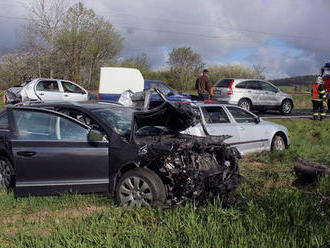 Na Plzeňsku se srazila čtyři auta: Tři lidé jsou zranění