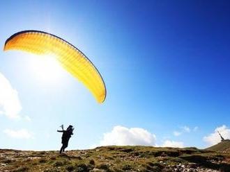 Na Lounsku zemřel paraglidista: Vítr jím mrštil proti kopci