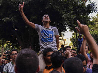 Vypálené broky a slzný plyn. Policie se s demonstranty v Egyptě „nemazala“