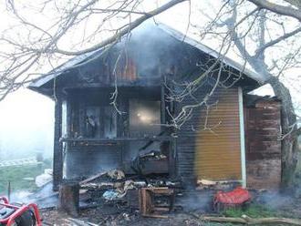 V chatě v Tachově uhořeli tři lidé: Policie už zná totožnost jednoho z nich