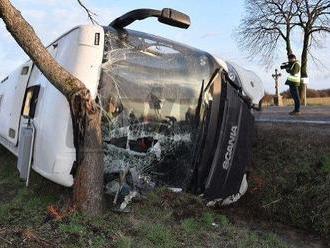 Po bujarej oslave vážna nehoda: Na východe Slovenska havaroval autobus plný svadobčanov