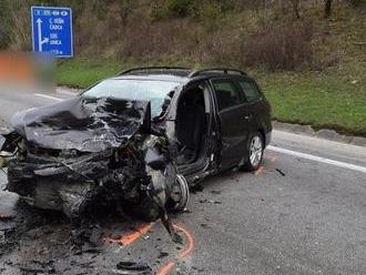 FOTO Hrozivá čelná zrážka pred Horelicou: Nevinný spolujazdec Ján  , smrť v tomto vraku