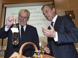 Zeman se zastal stíhaného hejtmana. Připomněl kauzu Nagyová a kabelky