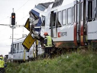 Rychlík smetl ve Švýcarsku autobus plný turistů, 17 lidí je zraněných