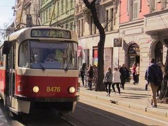 Veřejná doprava na Karlově náměstí kolabuje: Voda zaplavila tramvajové výhybky