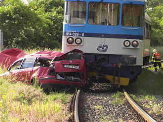 V Čakovicích smetl vlak auto: Tlačil ho před sebou 150 metrů