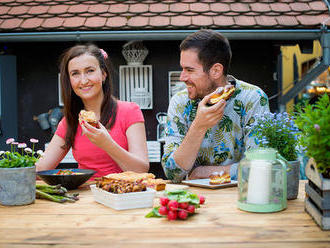 Šťavnaté menu na květen: Pochutnejte si na špízech, ředkvičkách s polentou i koláči